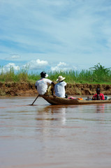 Rameurs sur une pirogue - 1