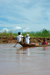 Rameurs sur une pirogue - 1