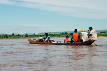 Rameurs sur une pirogue - 3