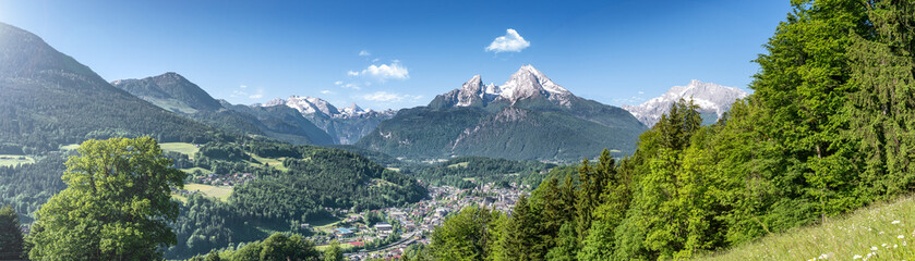 Fototapeta na wymiar Panoramic view over Berchtesgaden with Watzmann, Bavaria, Germany