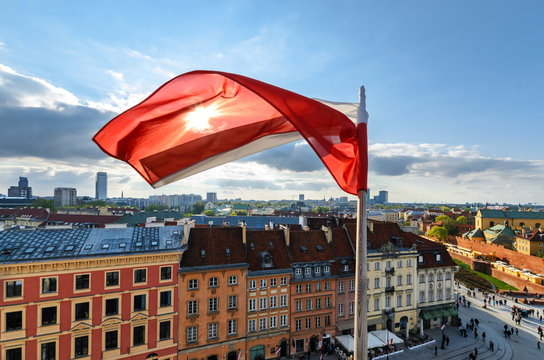 Fototapeta Flaga Polski na tle centrum Warszawy
