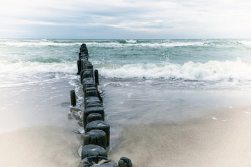 Obrazy na Szkle  Drewniany falochron na wzburzonym morzu. Seascape, Morze Bałtyckie w pobliżu Kłajpedy, Litwa. Efekt vintage.