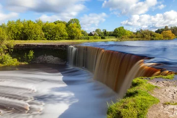 Wandcirkels aluminium Biggest waterfall in Estonia. Long exposure. © yegorov_nick