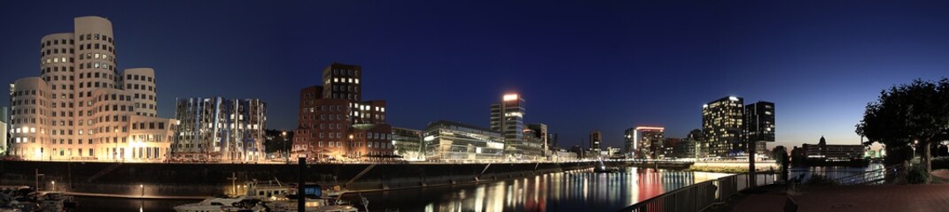 Fototapeta na wymiar Medienhafen Düsseldorf bei Nacht
