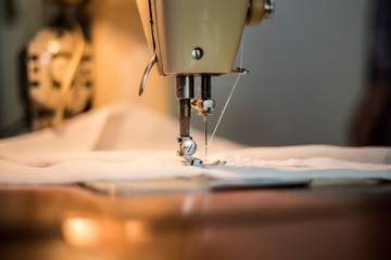 Sewing machine, sewing process, pause to replace the thread, fabric is stitched