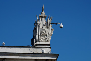 Fototapeta na wymiar Rotunda and lamps on the embankment