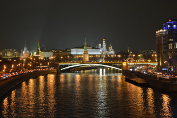 Fototapeta na wymiar Moscow river and the Moscow Kremlin at night.