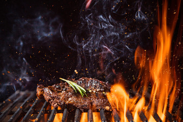 Biefstuk op de grill met vlammen