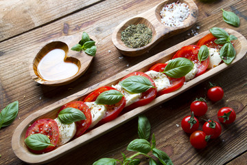 Ser mozzarella pomidor i bazylia