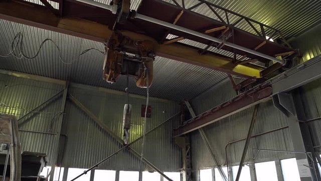Industrial hoists with motor moves along the guide beam