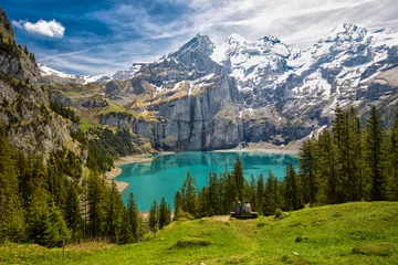 Keuken foto achterwand Alpen Geweldige tourquise Oeschinnensee met watervallen, houten chalet en Zwitserse Alpen, Berner Oberland, Zwitserland.