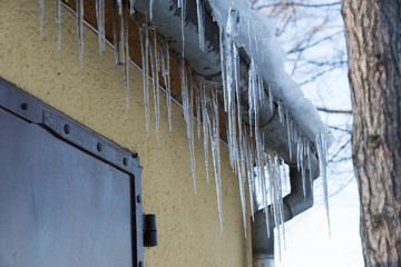 Gefahr von herabfallenden Eiszapfen