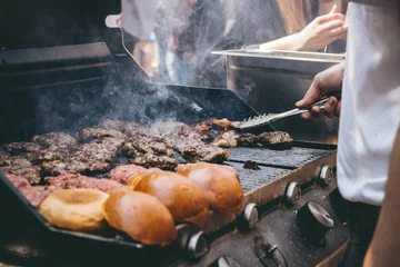 Kochen Sie köstliche saftige Fleischburger und Brötchen auf dem Grill © fedorovacz
