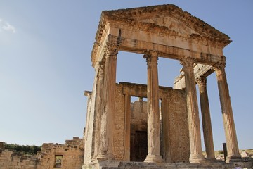 Obraz premium Temple in the ancient city/ View from the bottom of the ancient temple, the city of Dugga, Tunisia