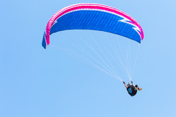 Parapente volando en libertad
