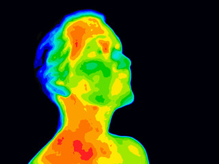 Naklejka premium Termograficzny obraz ludzkiej twarzy i szyi pokazujący różne temperatury w zakresie kolorów od niebieskiego zimnego do gorącego. Czerwona szyja może wskazywać na podwyższony poziom CR-P i zapalenie tętnicy szyjnej.