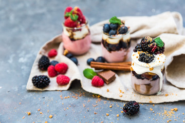 Jogurt and jelly dessert with berries