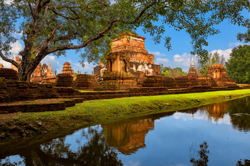 Obraz premium Wat Mahathat (temple) in Sukhothai Historical Park, Thailand. Unesco World Heritage Site