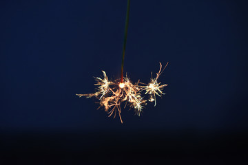 夏の思い出、線香花火／夏といえば花火。中でも線香花火は長く楽しめる。見つめていると様々な思いがよぎるのもこの花火の特徴としてイメージ撮影した。