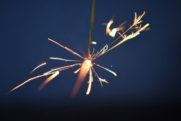 夏の思い出、線香花火／夏といえば花火。中でも線香花火は長く楽しめる。見つめていると様々な思いがよぎるのもこの花火の特徴としてイメージ撮影した。