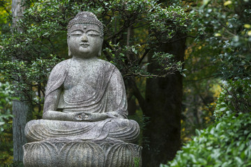 Fototapeta na wymiar Japanese statues in the garden at Ryoan-ji temple Kyoto, Japan