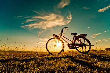 Photo sur Plexiglas Vélo bicycle silhouette at the sunset or sunrise