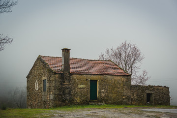 Obraz premium Old abandoned house in the Serra da Estrela mountains. County of Guarda. Portugal