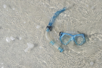 Fototapeta na wymiar Blue Snorkel on the beach.