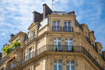 Obraz premium Facade of a typical parisian building, France
