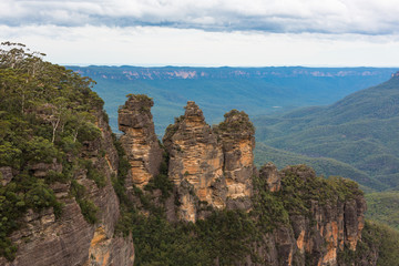 Fototapeta na wymiar Three Sisters mountains in Blue Mountains National Park, Australia