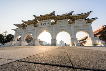 Obraz premium The main gate of National Taiwan Democracy Memorial Hall in Taipei ( National Chiang Kai-shek Memorial Hall )