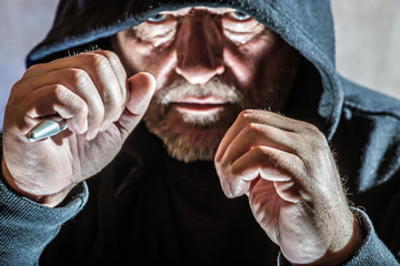 ein mann ist bereit sich mit einem Kubotan zu verteidigen