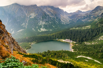 Obrazy na Szkle  Górzysty krajobraz z jeziorem polodowcowym w dolinie w Tatrzańskim Parku Narodowym, Słowacja, Europa