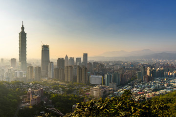 Fototapeta premium Taipei, Taiwan city skyline at sunset.