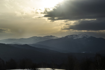 Fototapeta na wymiar wschód słońca w górach 