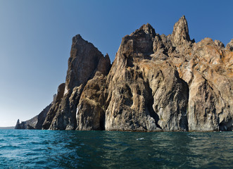 Fototapeta na wymiar view of the rocky coast from the water