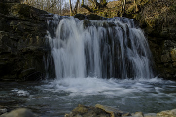 Fototapeta na wymiar wodospad na górskiej rzece 