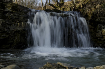 Fototapeta na wymiar wodospad na górskiej rzece 