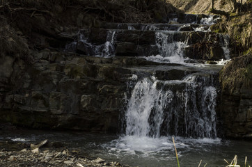 Fototapeta premium wodospad na górskiej rzece 