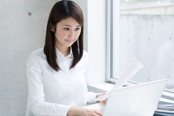 働く女性