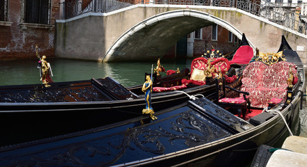 Obraz premium Zwei schwarze Gondeln in Venedig 