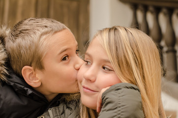 Junge küsst Mädchen