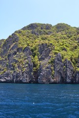 Fototapeta na wymiar Ocean view with big rocks