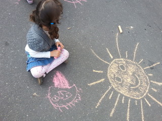 Naklejka premium Bambina disegna con il gesso