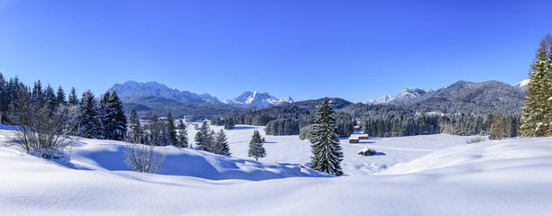 Fototapeta na wymiar herrliche Winterlandschaft im Werdenfelser Land