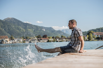 Lachender Mann am See 