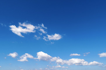Obraz premium Wispy clouds in blue sky