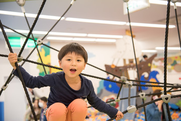 室内で遊ぶ子供