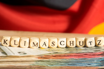 Deutsche Flagge, Euro Geldscheine und das Klimaschutz