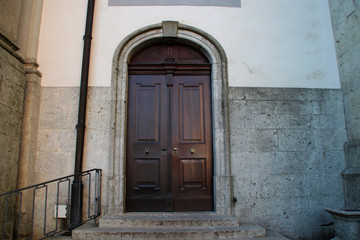 Fototapeta na wymiar Die Tür zu einer Kirche